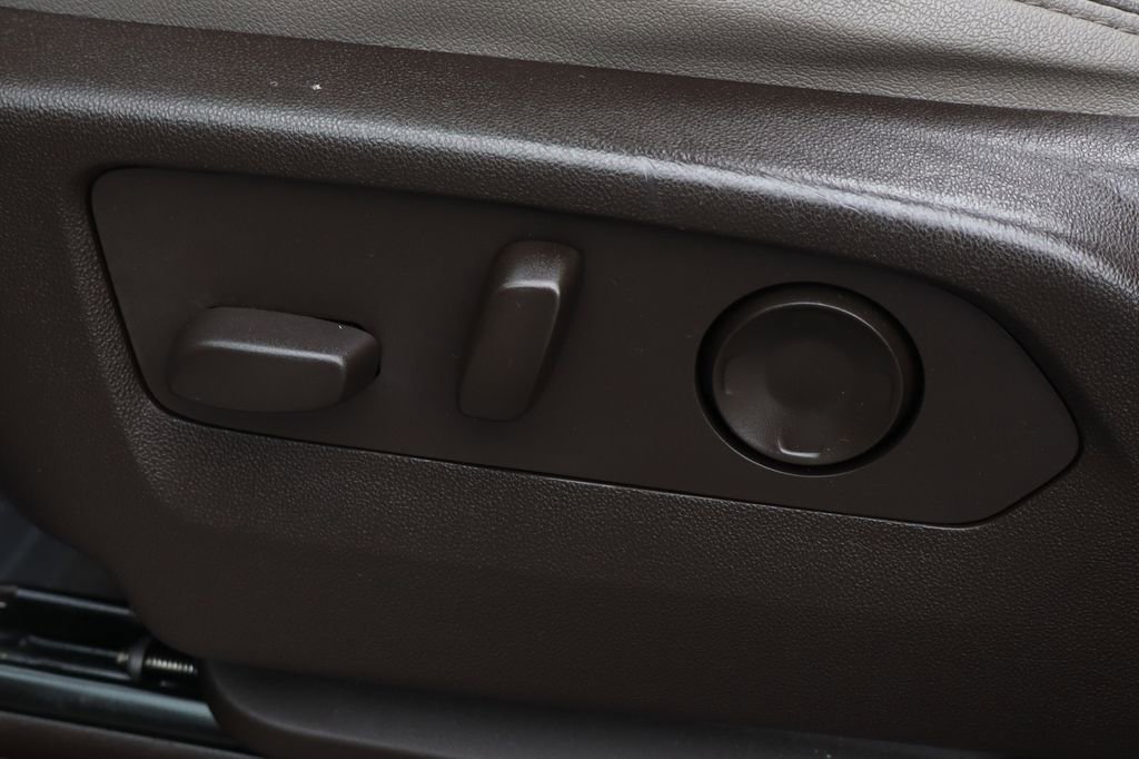 Used 2021 GMC Yukon XL SLT w/ SLT Premium Package image 20