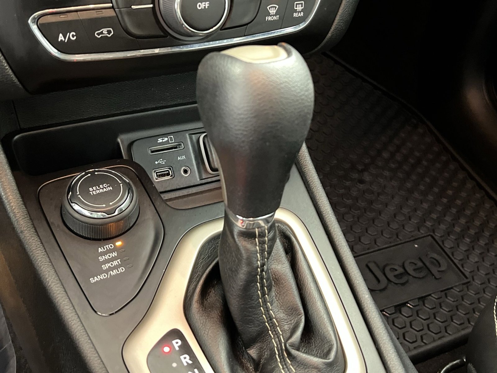 Used 2015 Jeep Cherokee Latitude w/ Cold Weather Group image 21