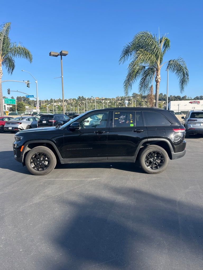 Used 2025 Jeep Grand Cherokee Altitude image 7