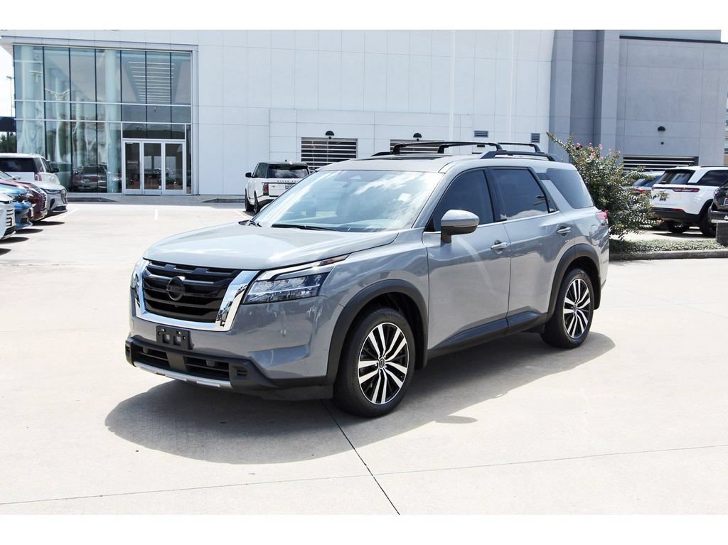 Used 2024 Nissan Pathfinder Platinum FWD image 3