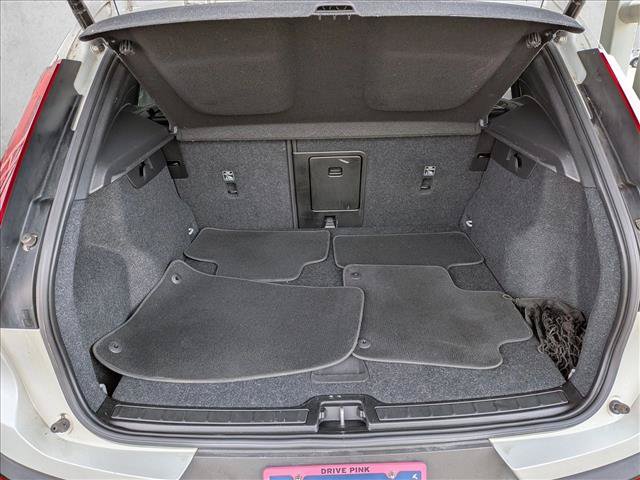 Used 2022 Volvo XC40 T4 Momentum FWD image 7