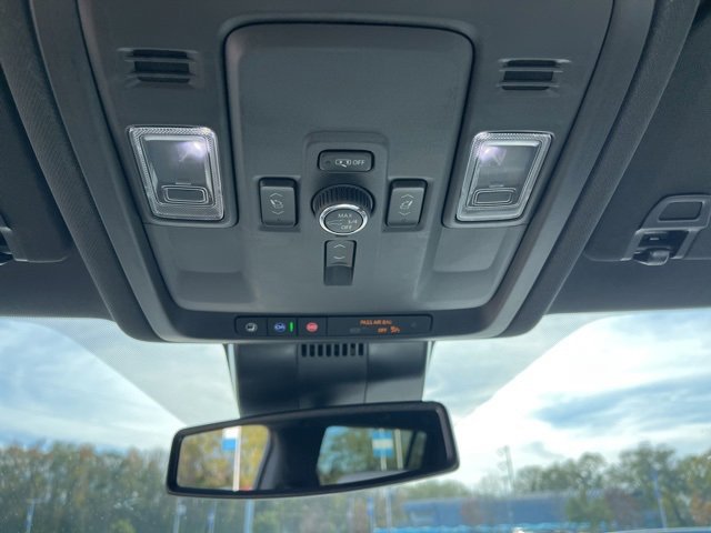 New 2025 Chevrolet Suburban Premier image 38