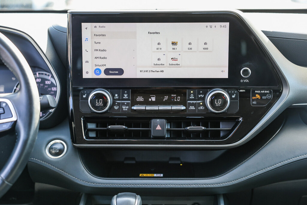 Used 2024 Toyota Highlander XLE FWD image 3
