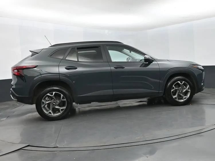 Used 2025 Chevrolet Trax LT FWD image 4