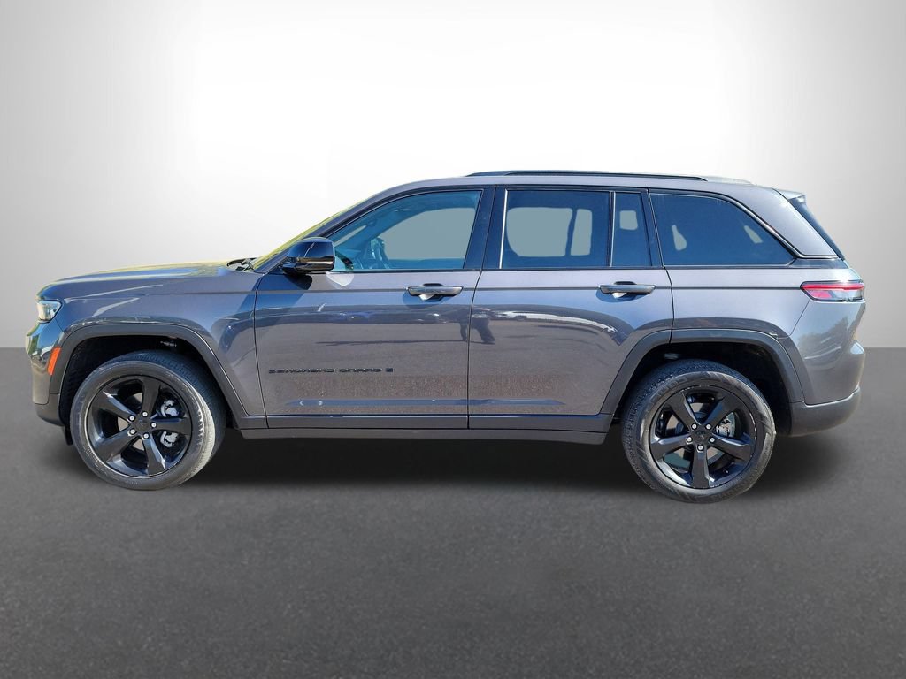 Used 2024 Jeep Grand Cherokee Altitude AWD/4WD image 2