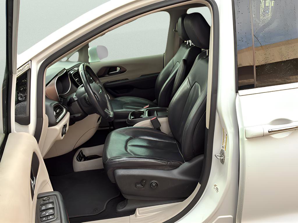 Used 2018 Chrysler Pacifica Touring-L image 41