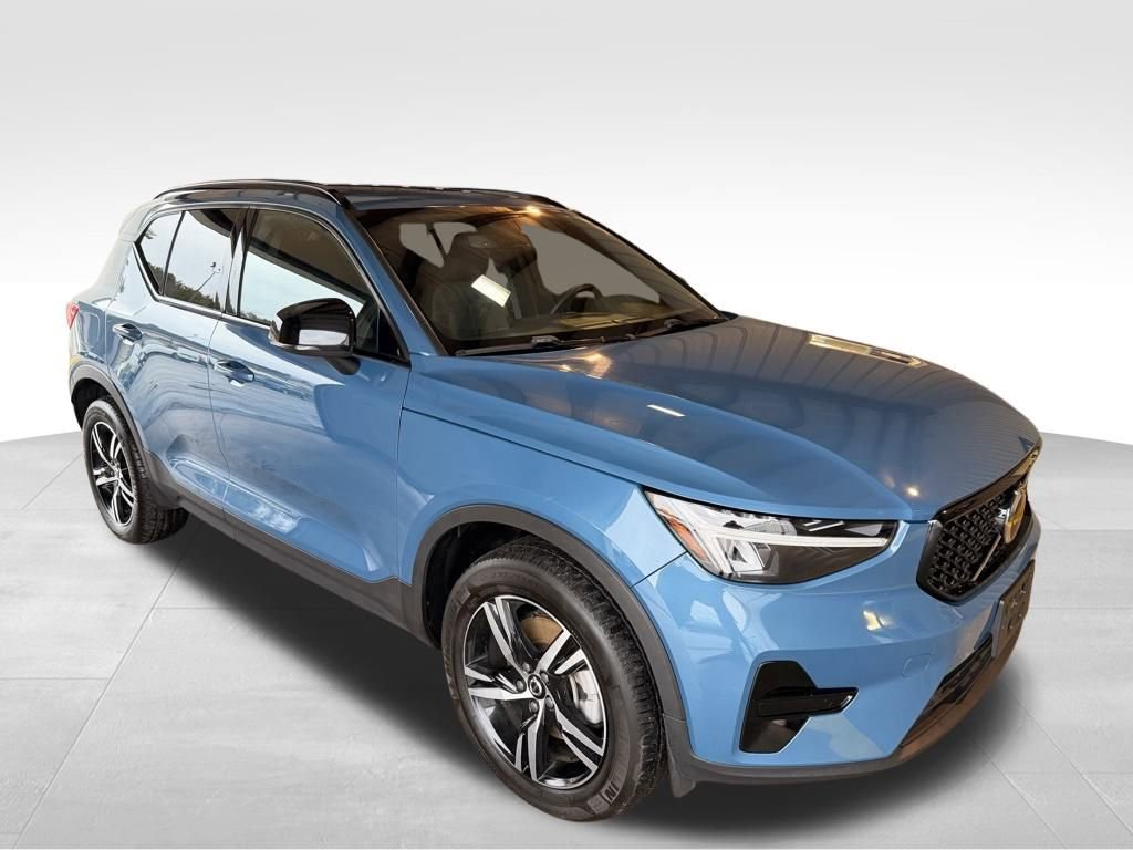 Used 2024 Volvo XC40 B5 Core image 7