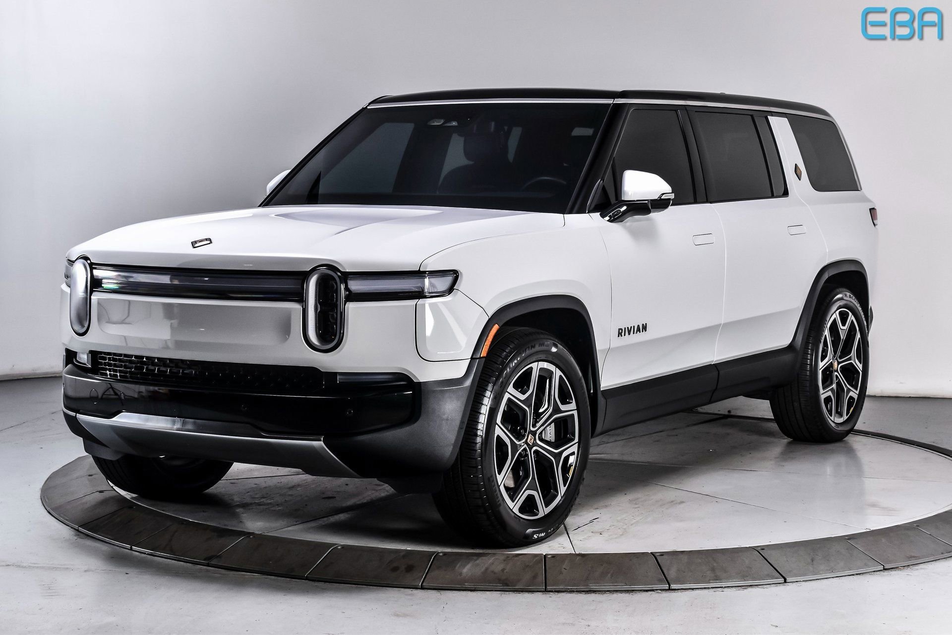 Used 2025 Rivian R1S Adventure image 2