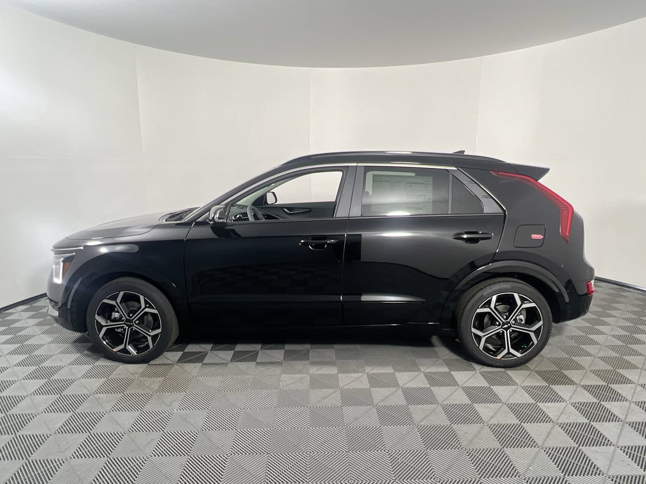 Certified 2025 Kia Niro EX Touring FWD image 8