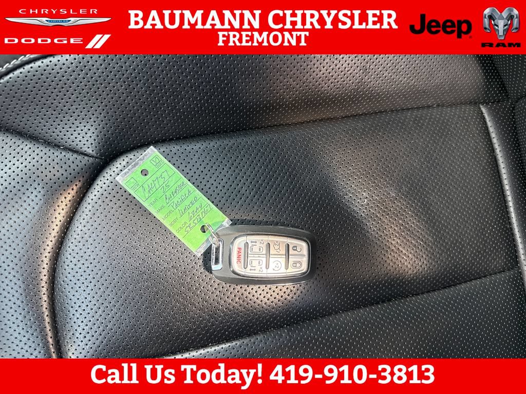 Used 2025 Chrysler Pacifica Limited FWD image 29