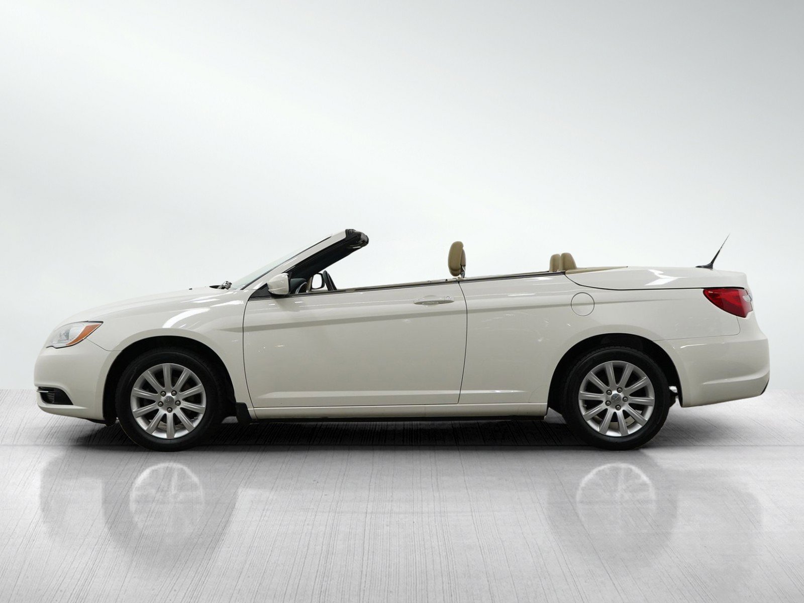 Used 2011 Chrysler 200 Touring FWD image 2