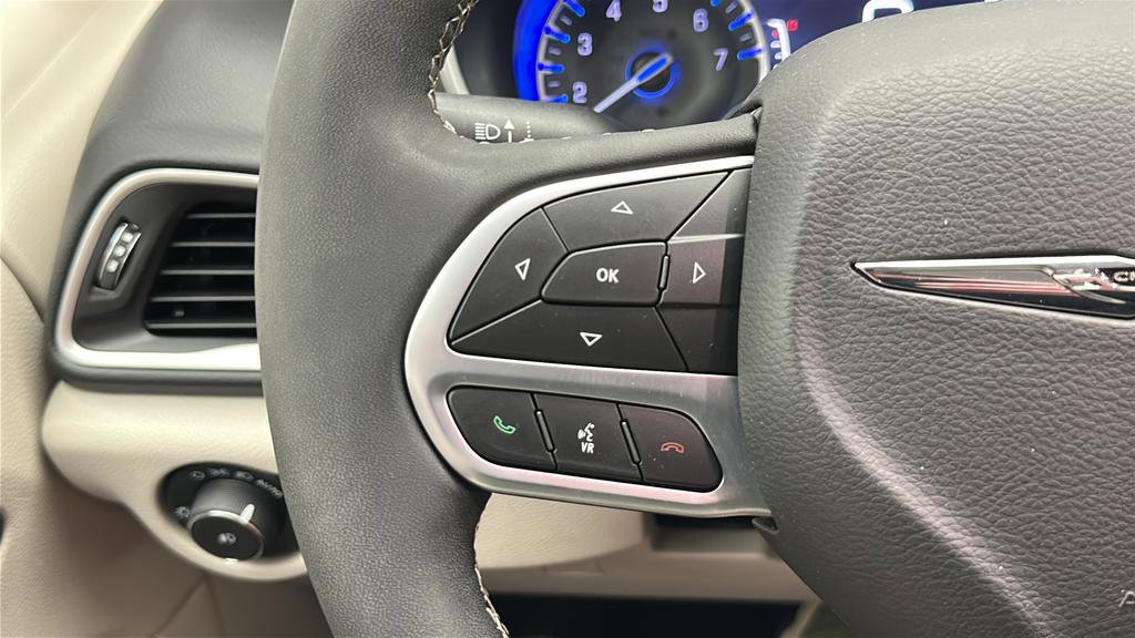 Used 2024 Chrysler Pacifica Touring-L FWD image 20