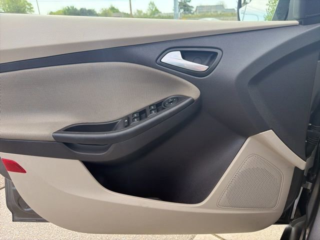 Used 2014 Ford Focus SE w/ SE Winter Package FWD image 16