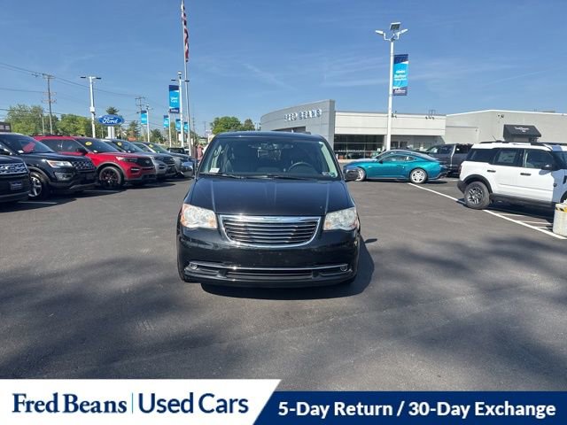 Used 2014 Chrysler Town & Country Touring-L w/ Trailer Tow Group FWD image 2