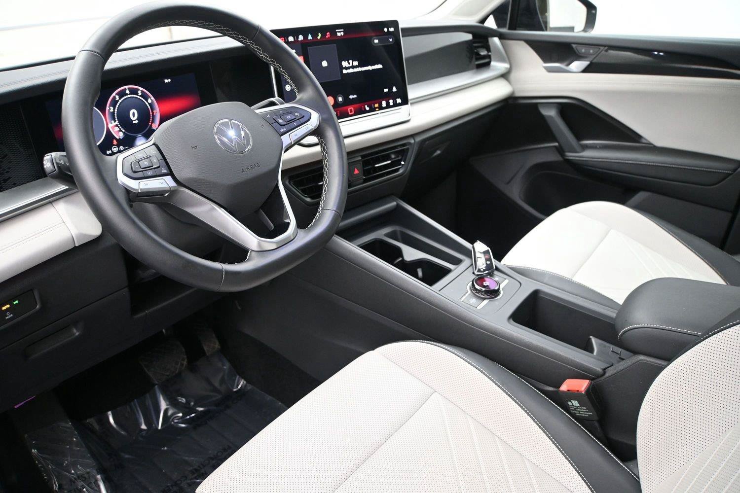 Used 2025 Volkswagen Tiguan SE AWD/4WD image 2