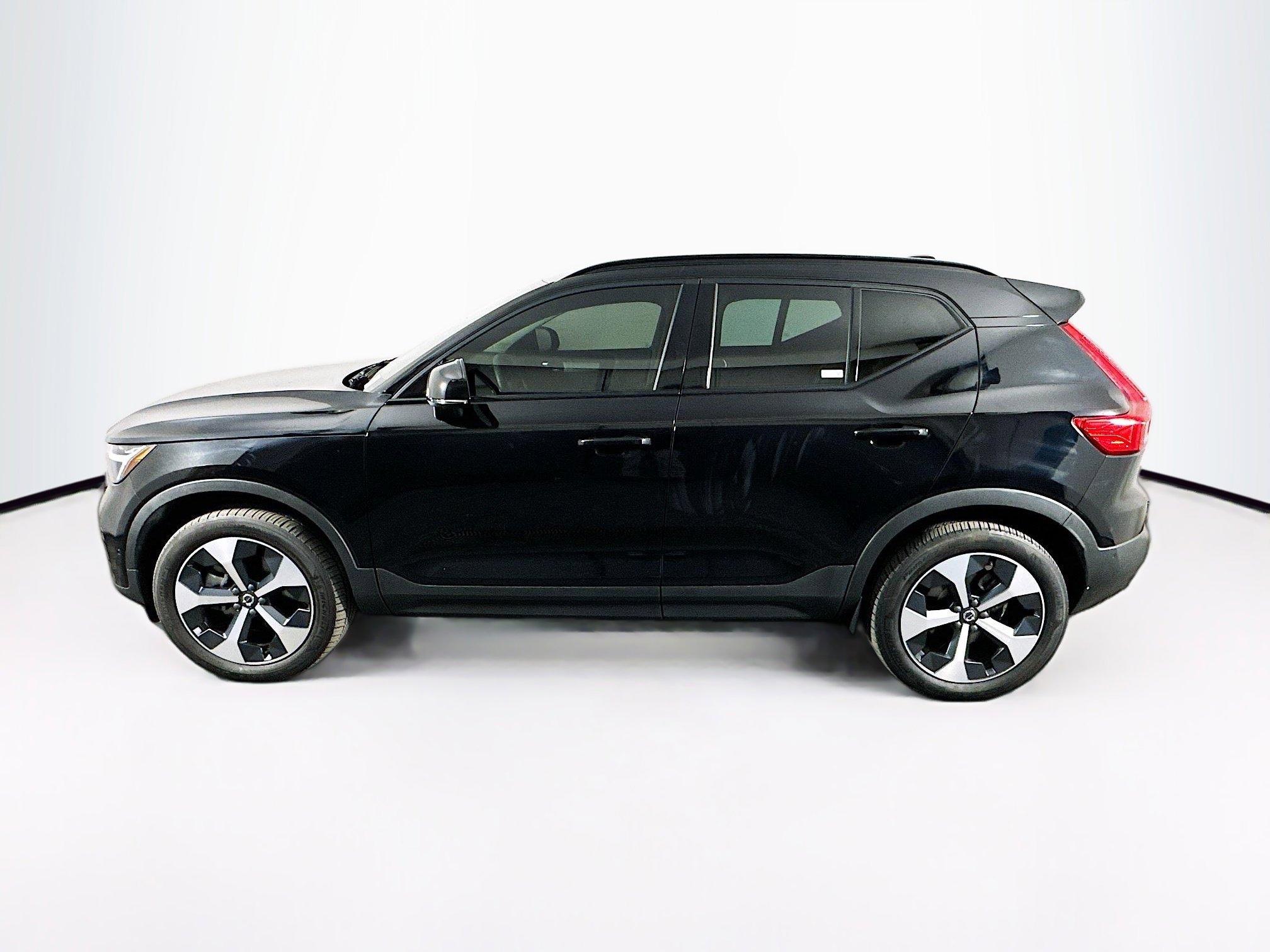 Used 2024 Volvo XC40 B5 Plus image 4