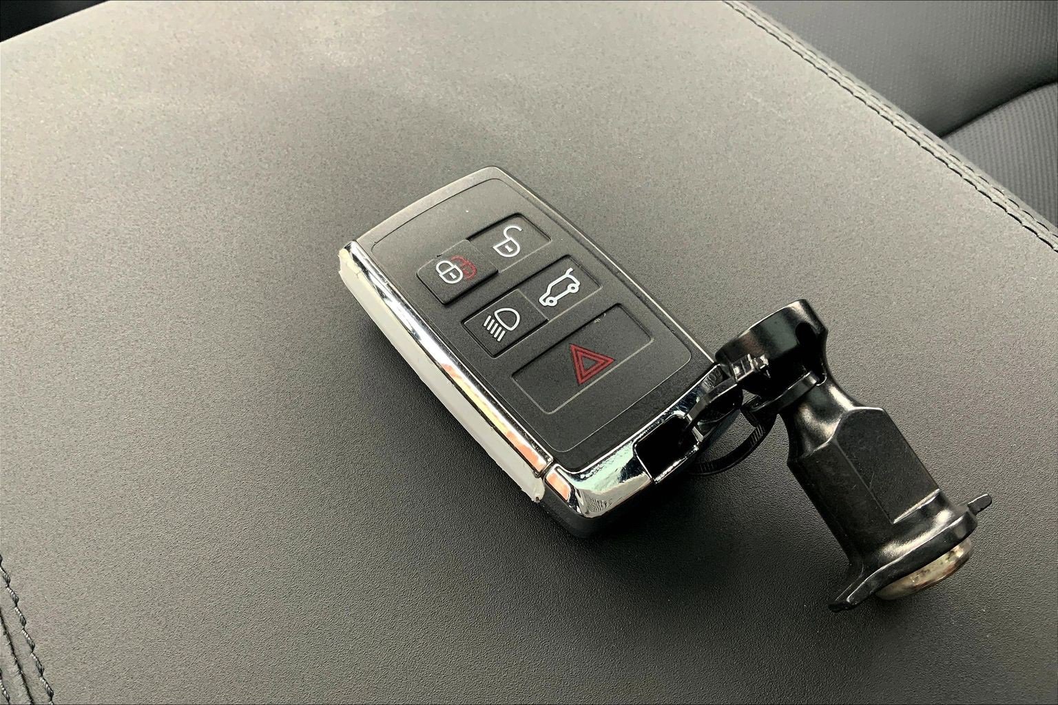 Used 2025 Land Rover Defender 110 X-Dynamic SE image 13