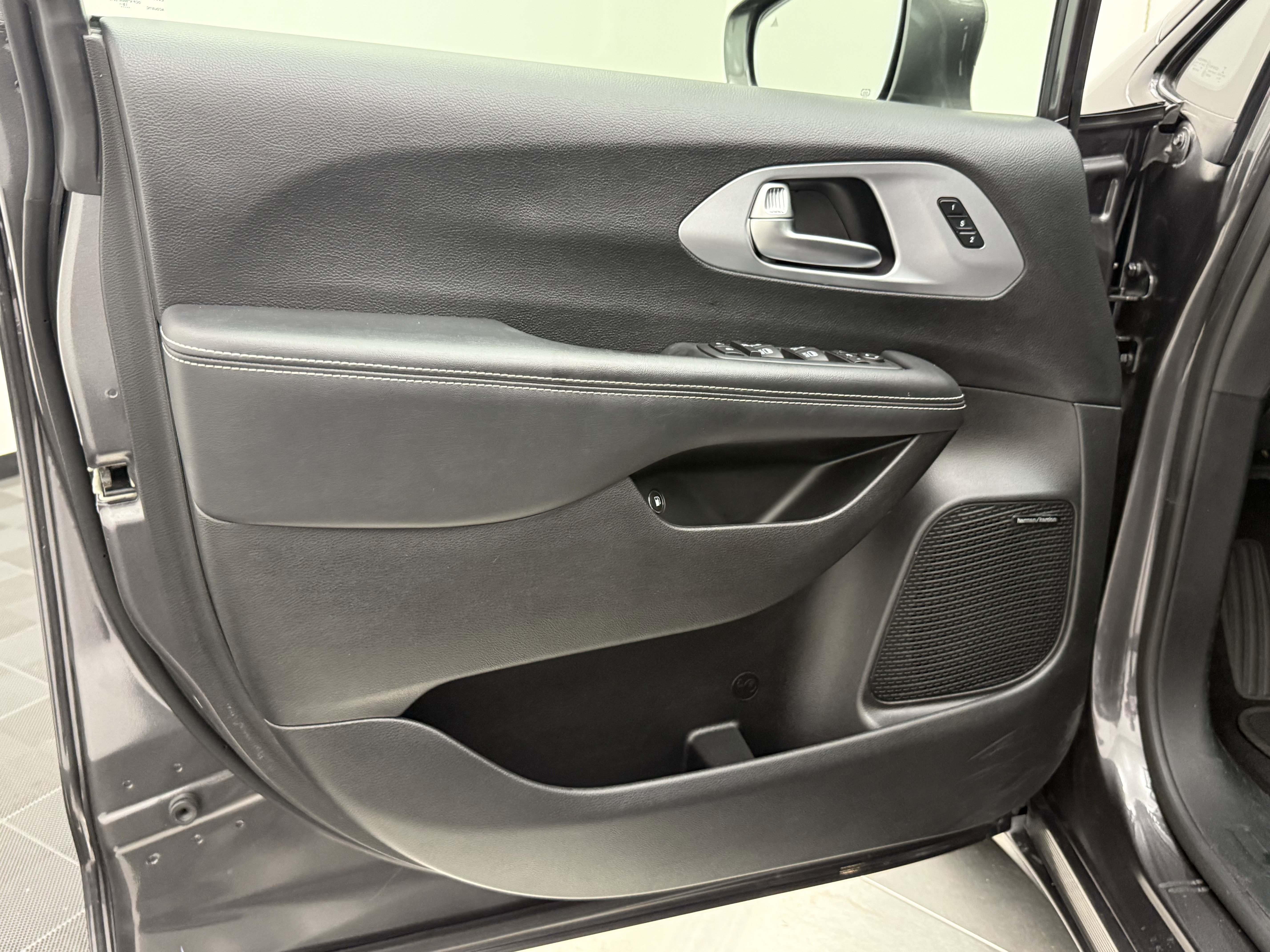 Used 2020 Chrysler Pacifica Limited w/ Advanced Safetytec Group FWD image 10