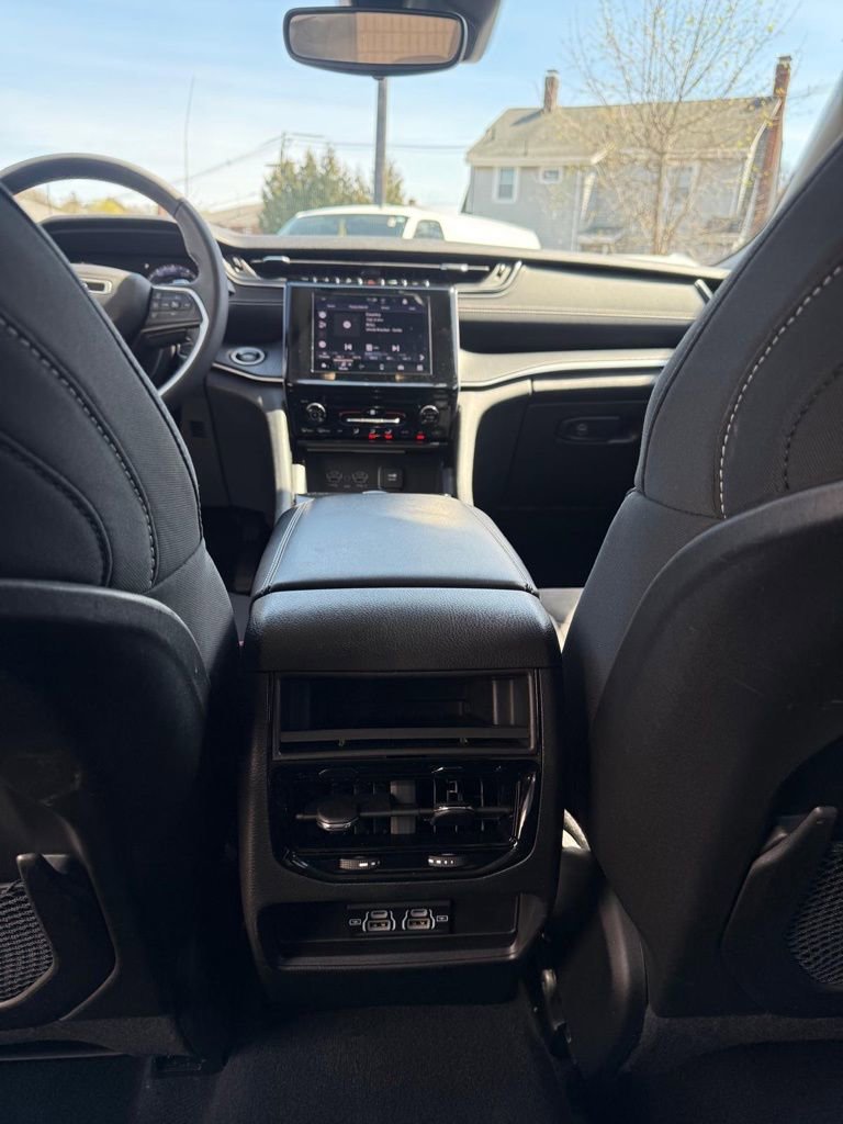 Used 2023 Jeep Grand Cherokee Laredo AWD/4WD image 24