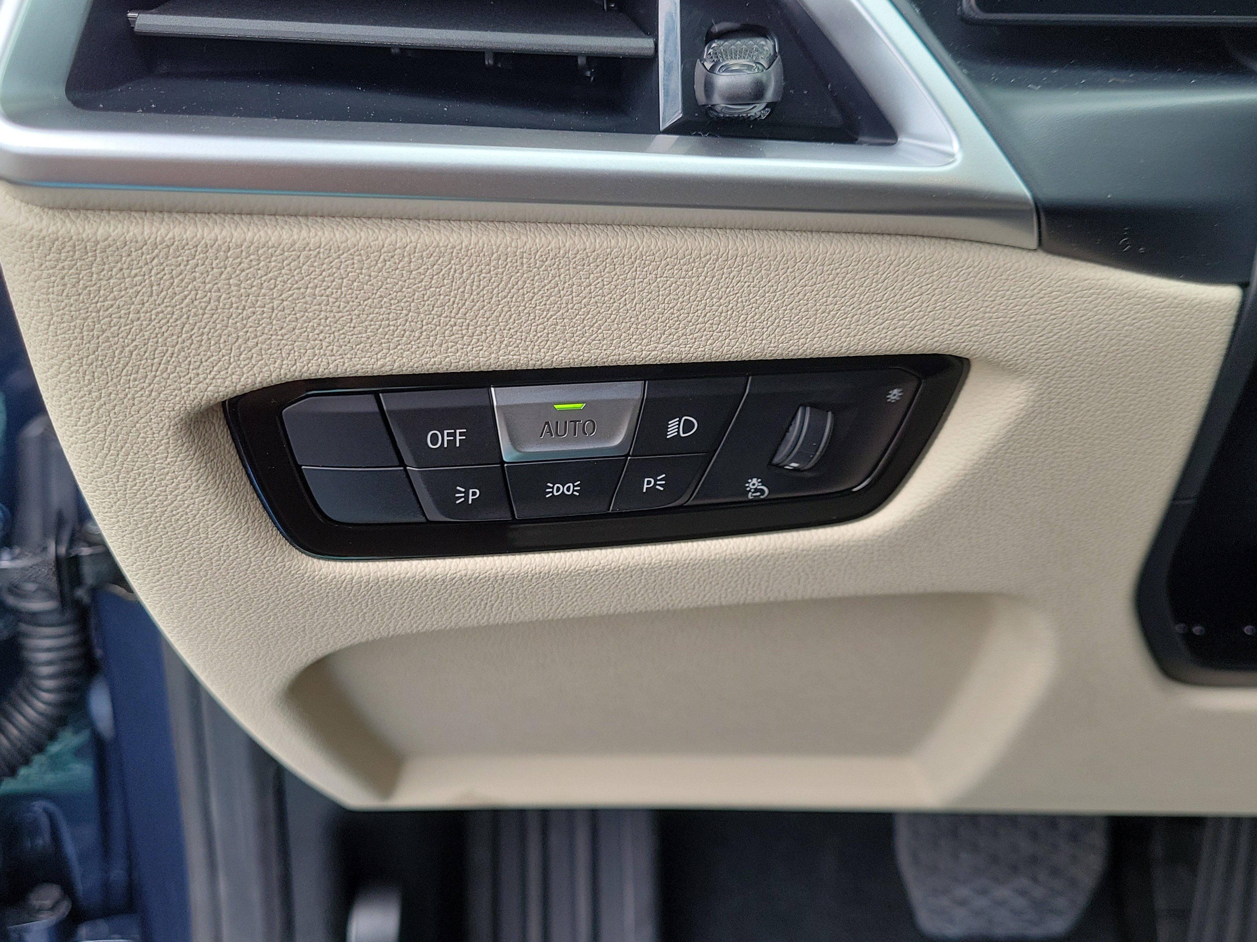 New 2026 BMW 330i Sedan w/ Convenience Package RWD image 16