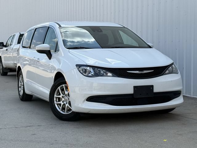 Used 2023 Chrysler Voyager LX FWD image 2