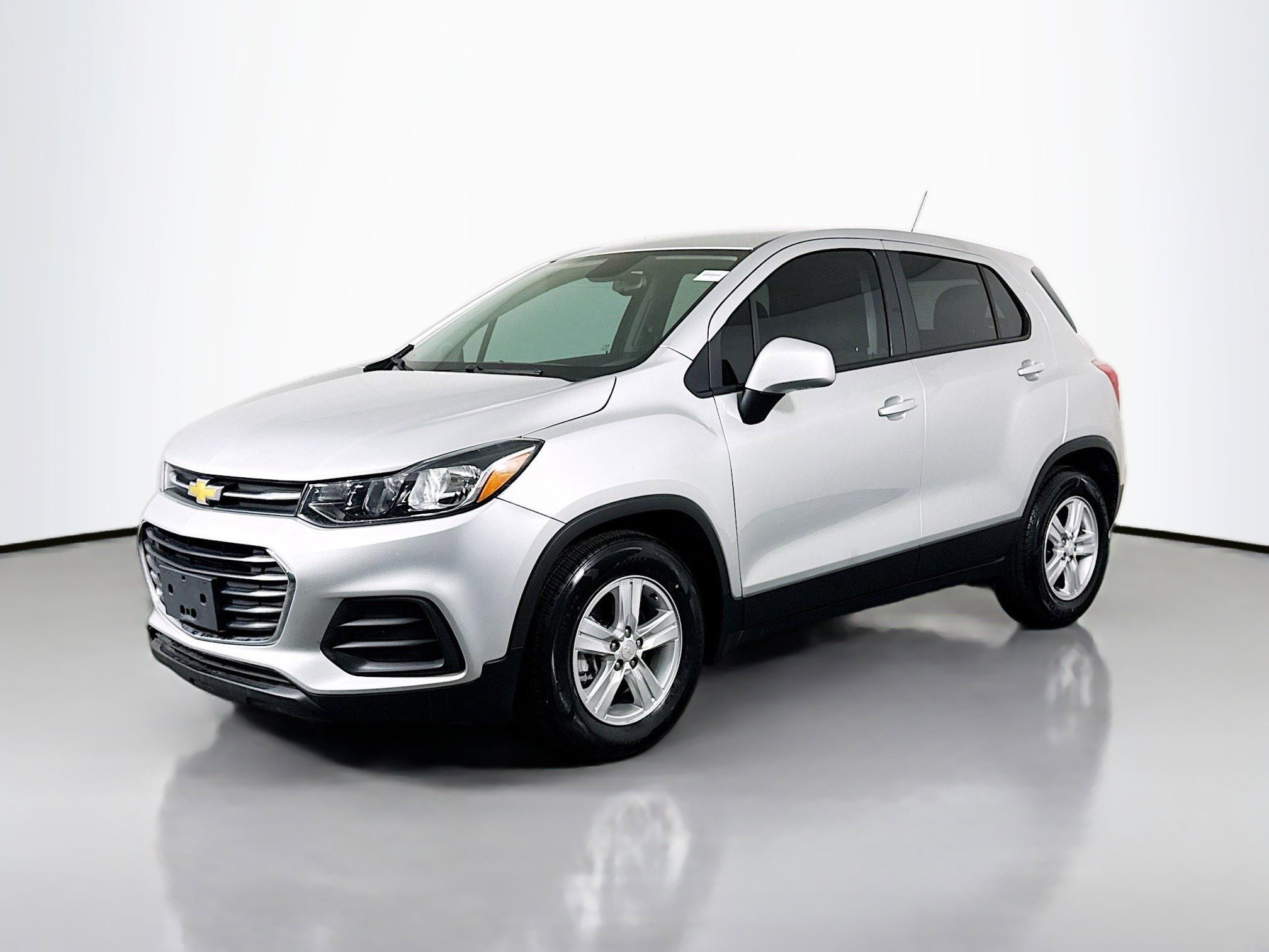 Used 2022 Chevrolet Trax LS w/ Tint and Cruise Package image 4