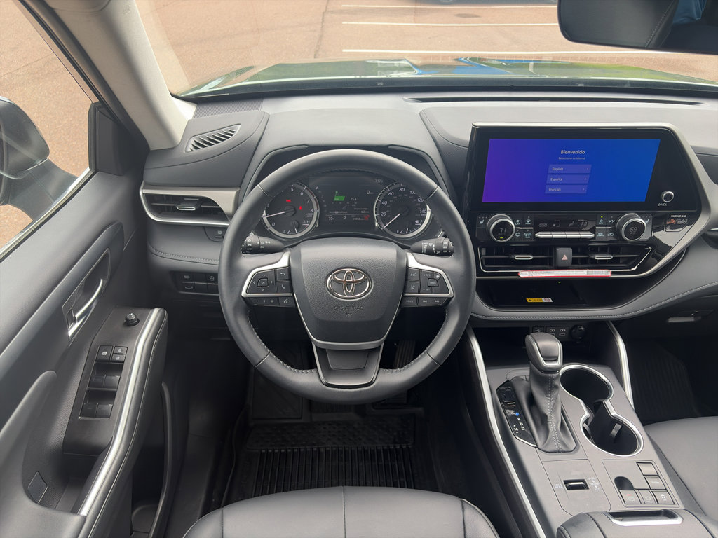Certified 2025 Toyota Highlander XLE image 24