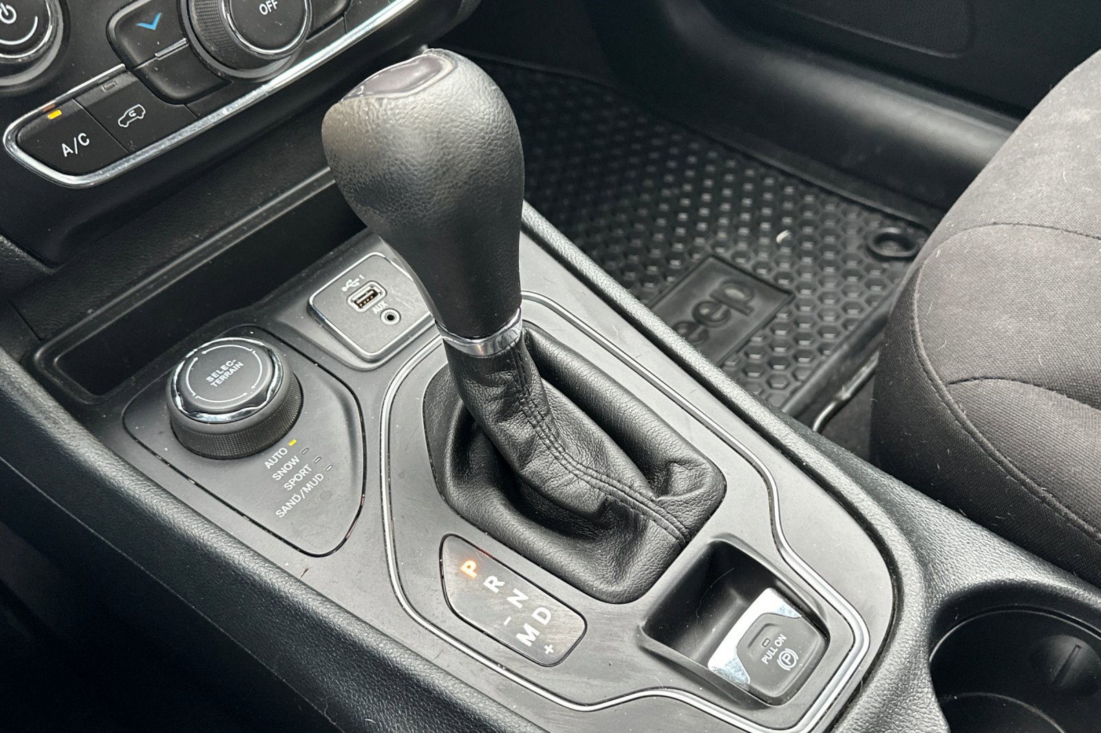 Used 2019 Jeep Cherokee Latitude w/ Cold Weather Group image 21