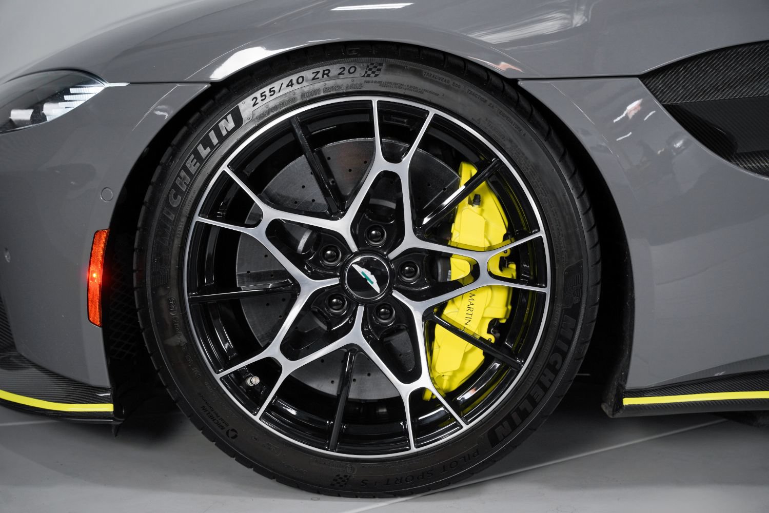 Used 2020 Aston Martin V8 Vantage AMR RWD image 19