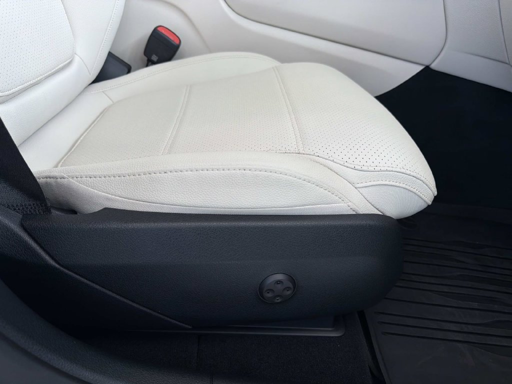 Used 2026 Mercedes-Benz GLC 300 image 12