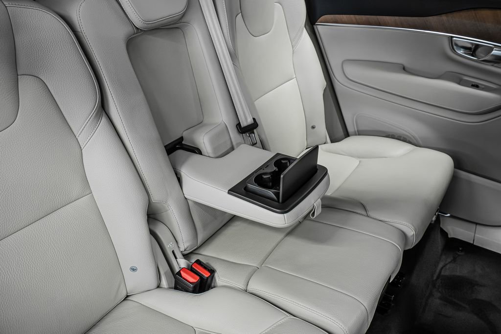 Used 2022 Volvo XC90 T6 Momentum w/ Advanced Package image 24