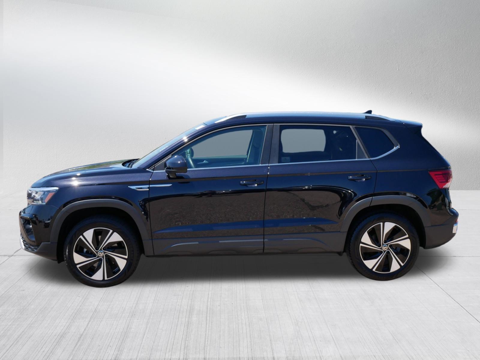 Used 2023 Volkswagen Taos SE w/ Panoramic Sunroof Package AWD/4WD image 4