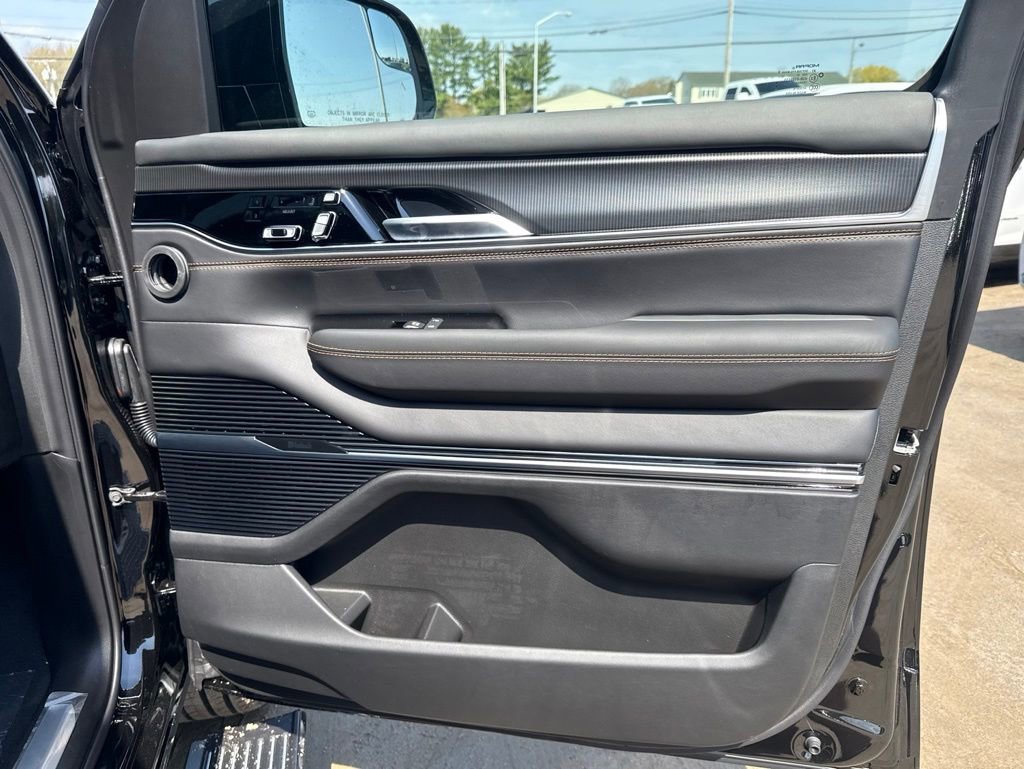 New 2026 Jeep Grand Wagoneer Summit AWD/4WD image 37