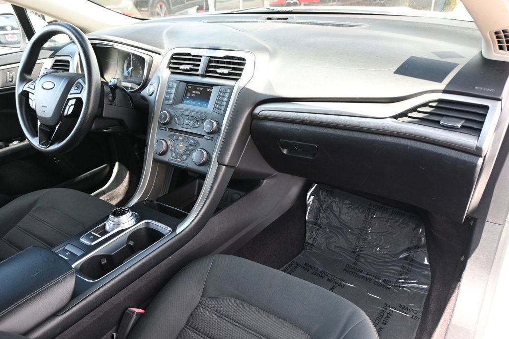Used 2017 Ford Fusion SE FWD image 8
