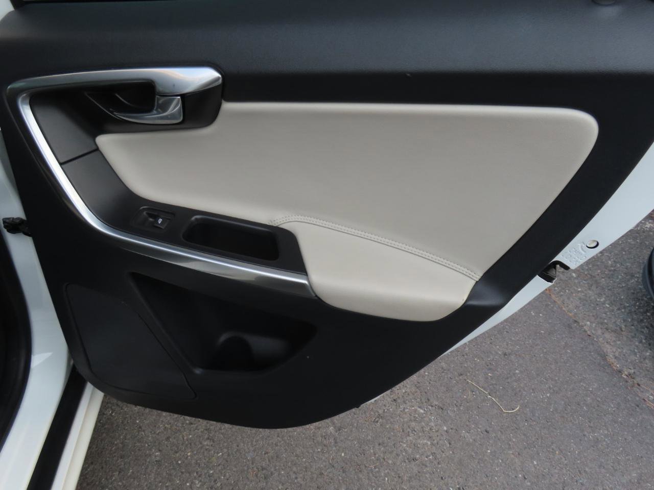 Used 2017 Volvo XC60 T5 Dynamic w/ Preferred Option Package image 16