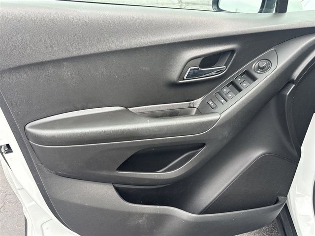 Certified 2022 Chevrolet Trax LT w/ LT Convenience Package image 21