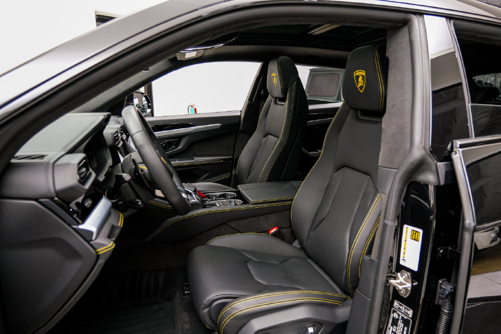 Used 2025 Lamborghini Urus SE AWD/4WD image 36