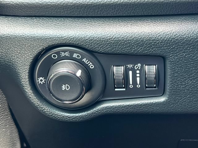 Used 2025 Chrysler Pacifica Select w/ Uconnect Theater Family Group AWD/4WD image 20