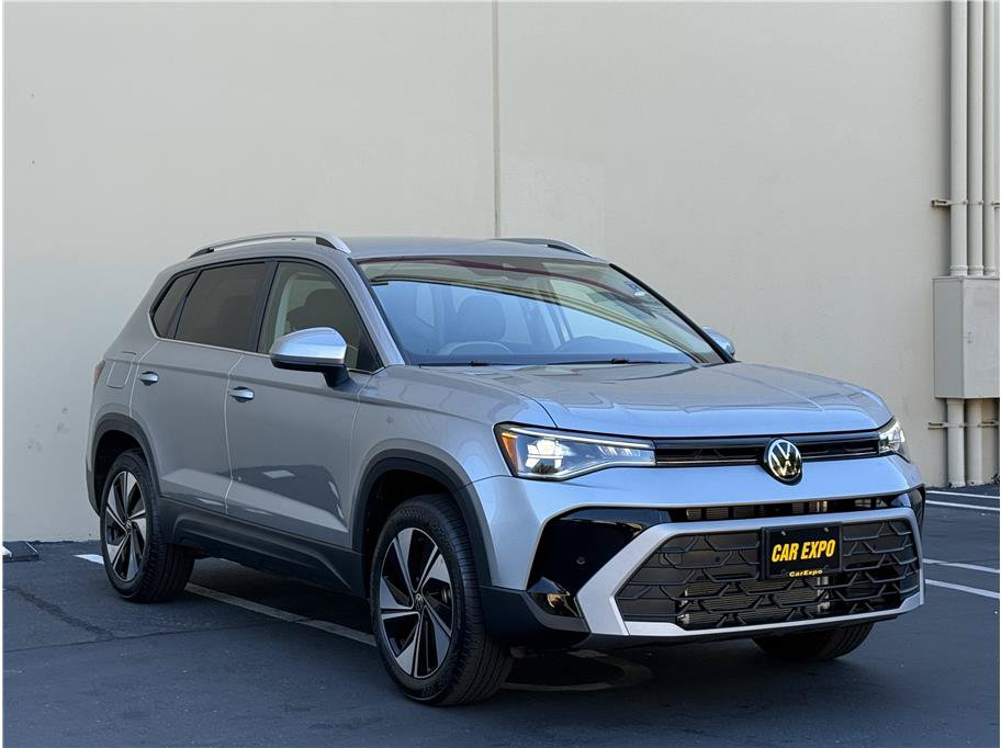 Used 2026 Volkswagen Taos SE AWD/4WD image 3