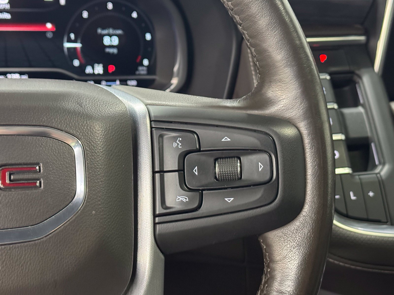 Used 2022 GMC Yukon XL SLT w/ SLT Luxury Package AWD/4WD image 22
