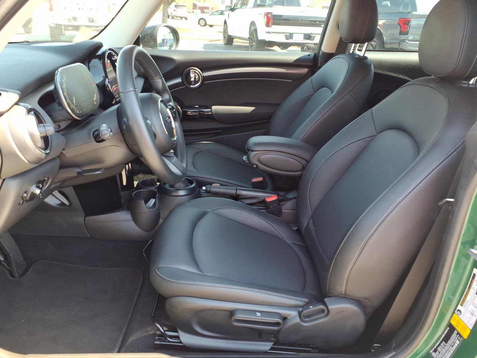 Used 2022 MINI Cooper 2-Door Hardtop image 7