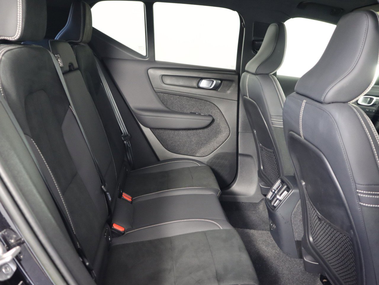 Used 2023 Volvo XC40 Recharge Plus image 13