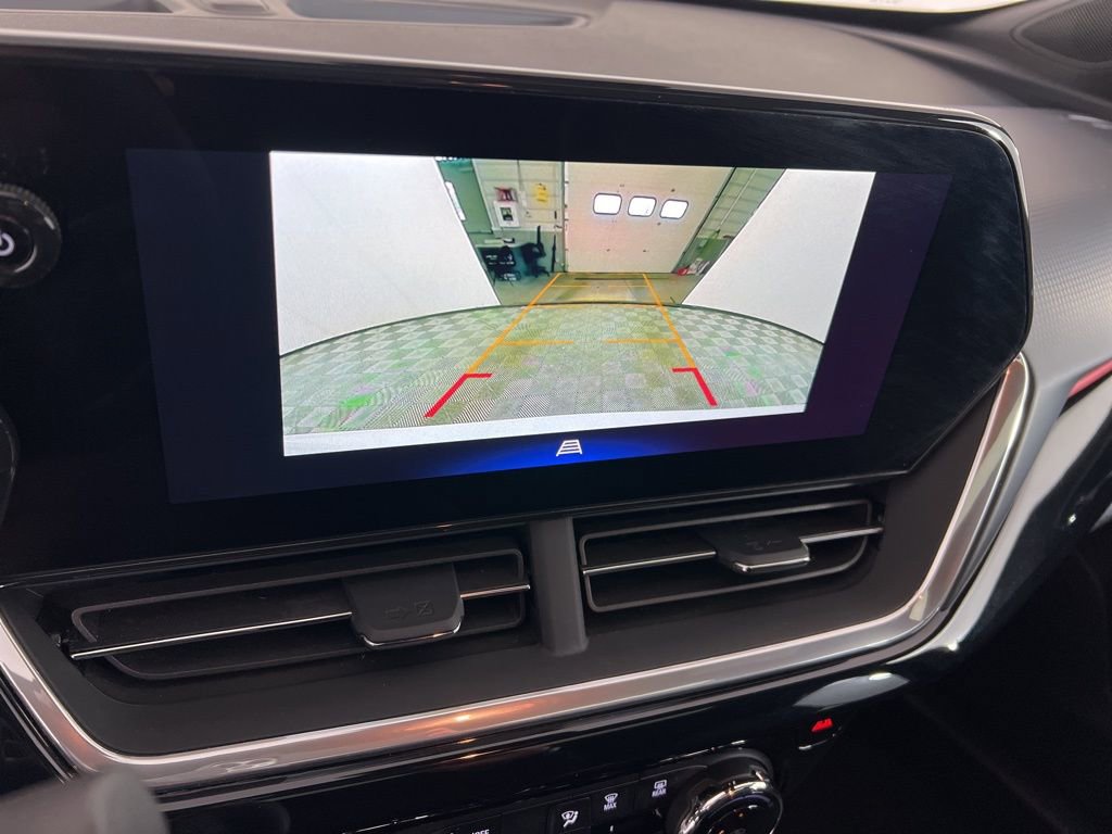 Used 2024 Chevrolet Trax RS w/ Sunroof Package image 17