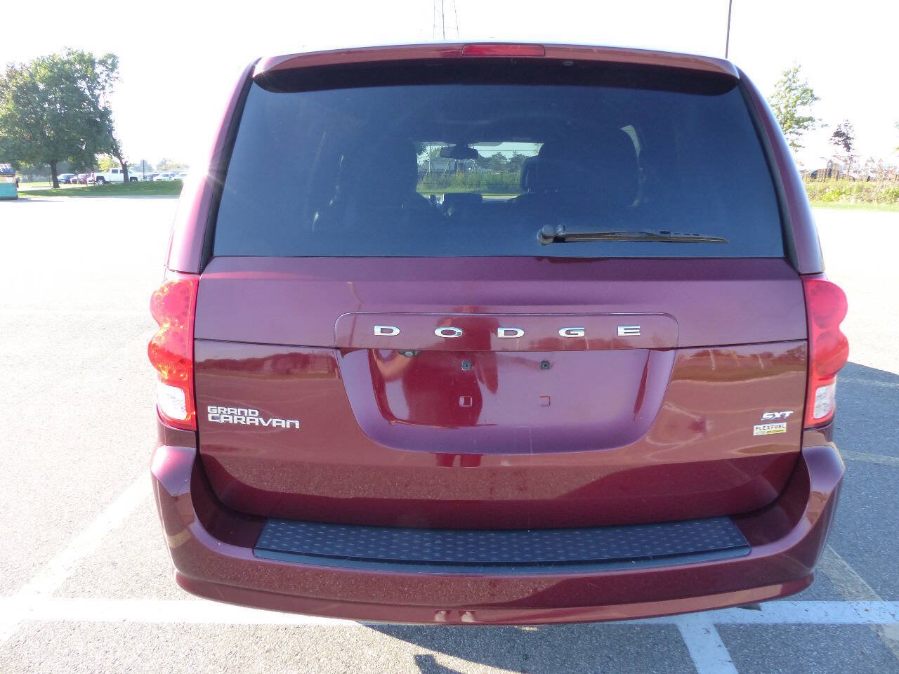 Used 2018 Dodge Grand Caravan SXT w/ Blacktop Package FWD image 9