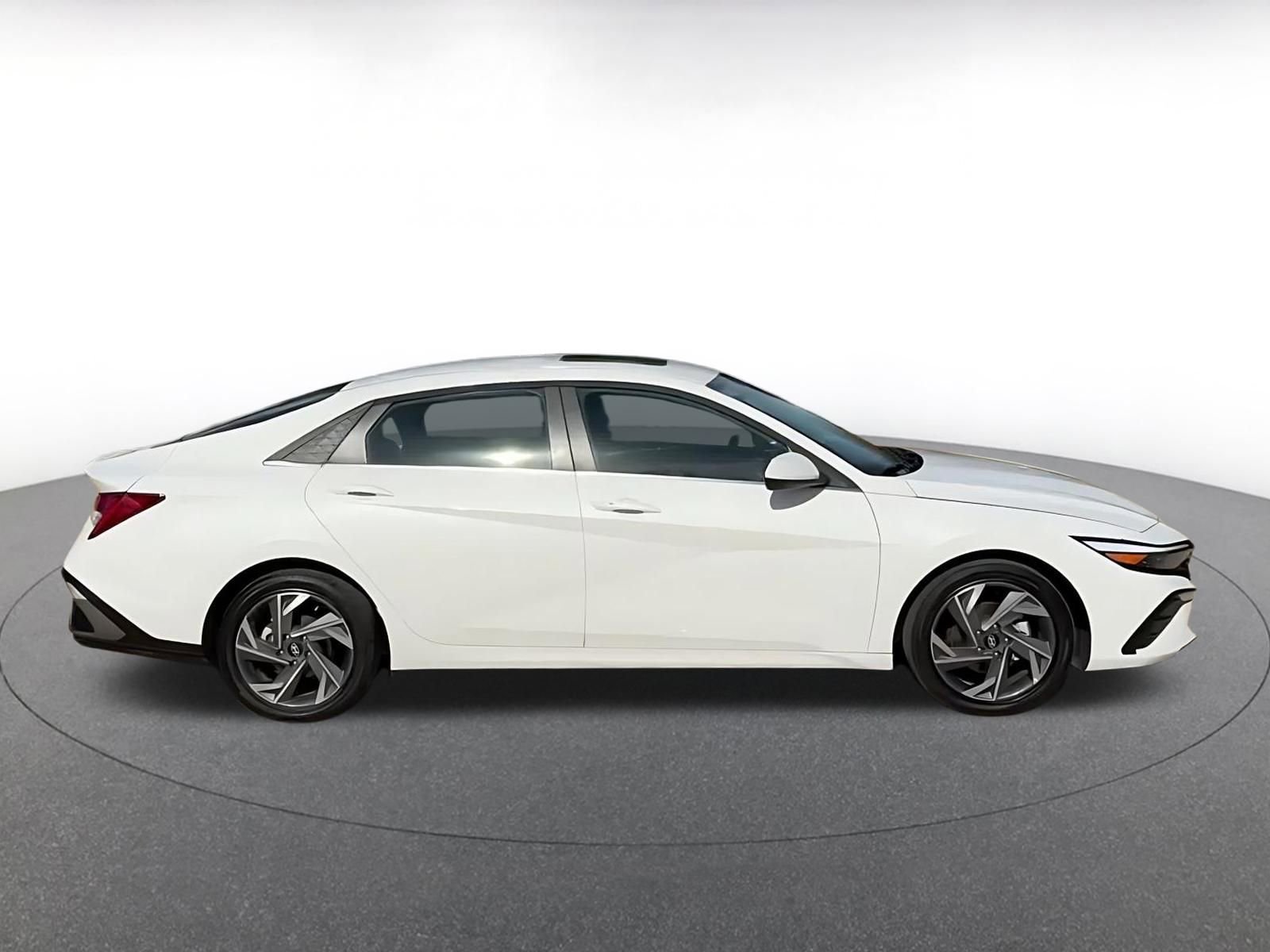 Used 2025 Hyundai Elantra SEL image 15