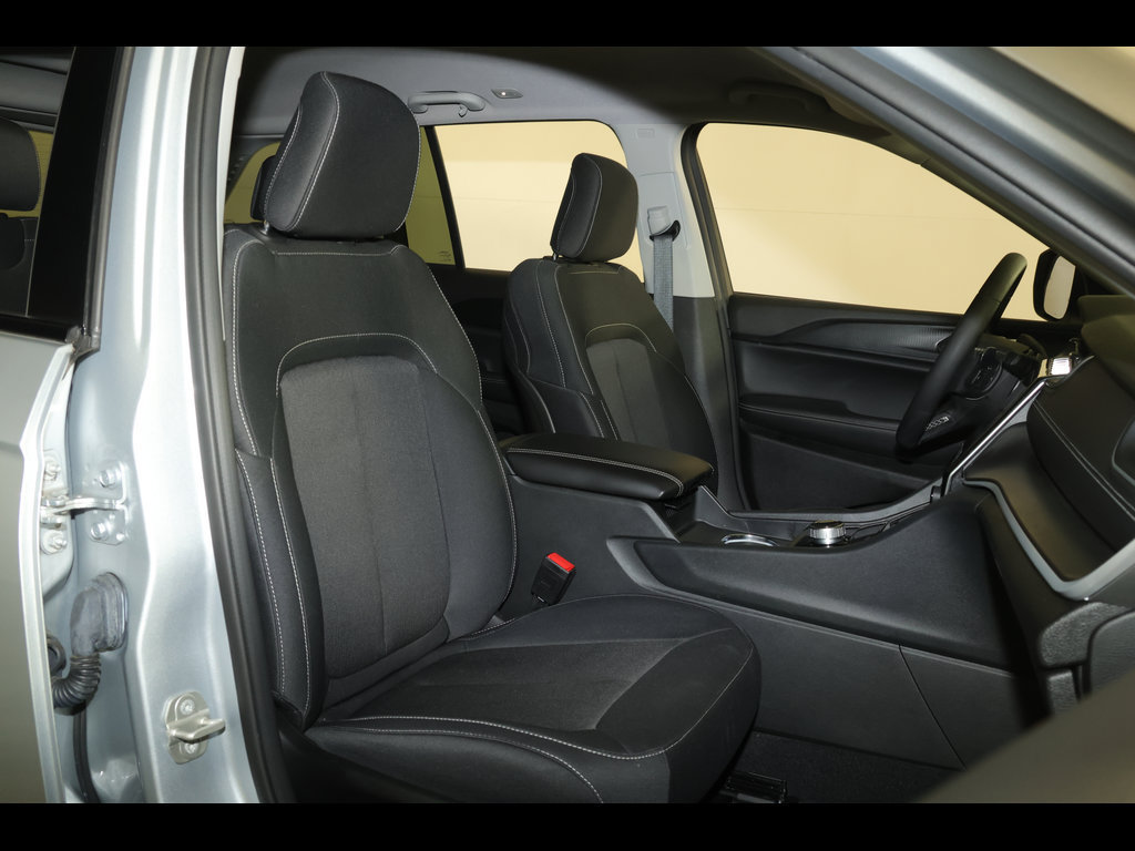 Used 2023 Jeep Grand Cherokee Laredo w/ Luxury Tech Group I AWD/4WD image 28