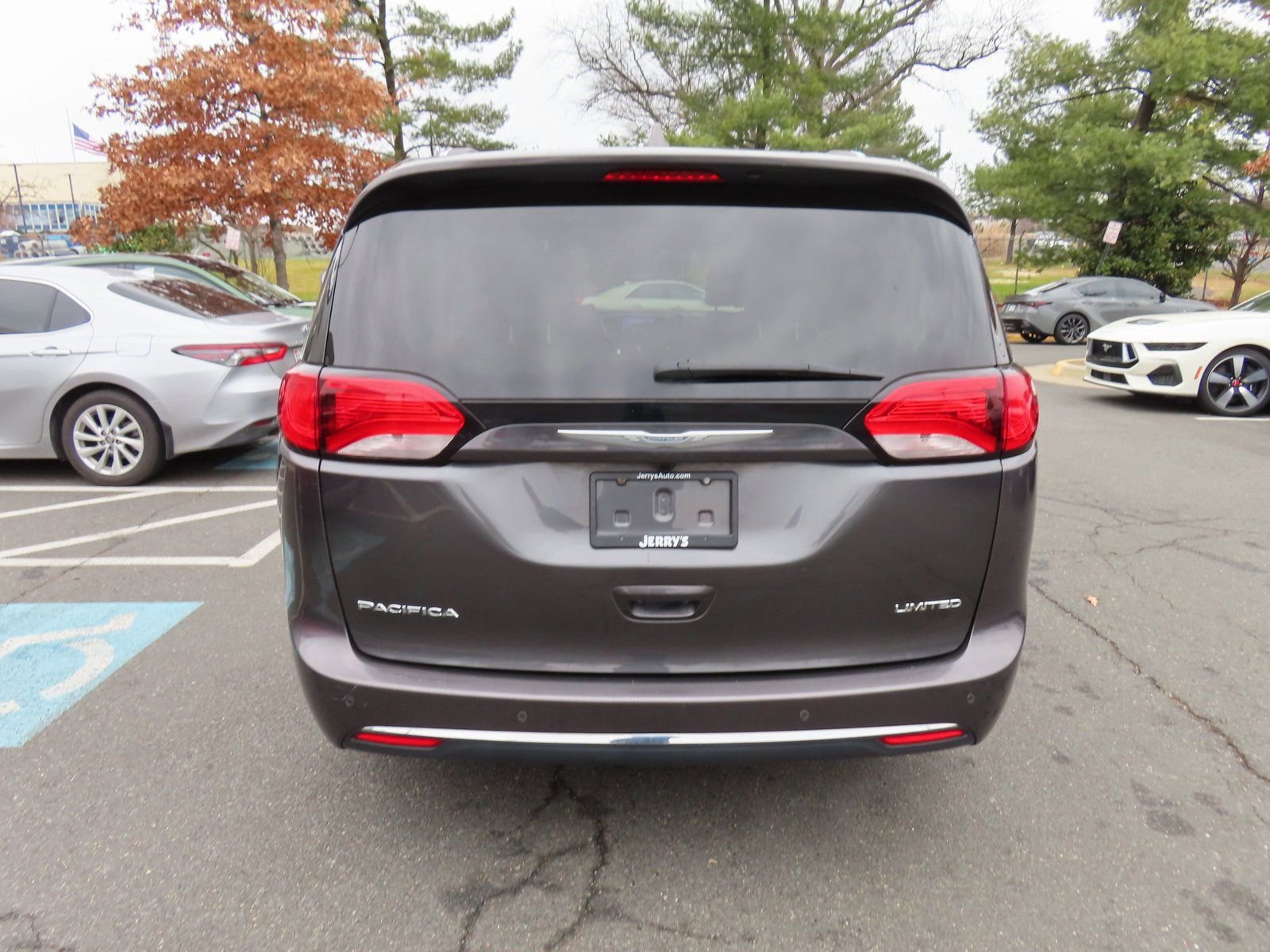Used 2017 Chrysler Pacifica Limited image 6