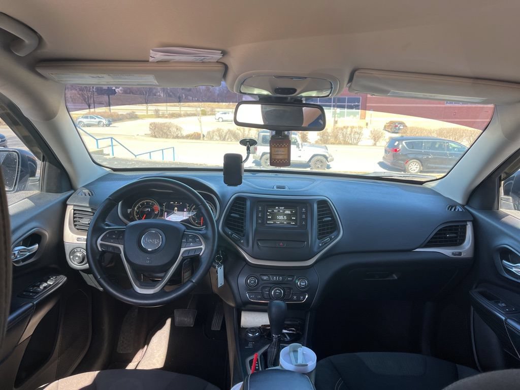 Used 2016 Jeep Cherokee Latitude AWD/4WD image 5