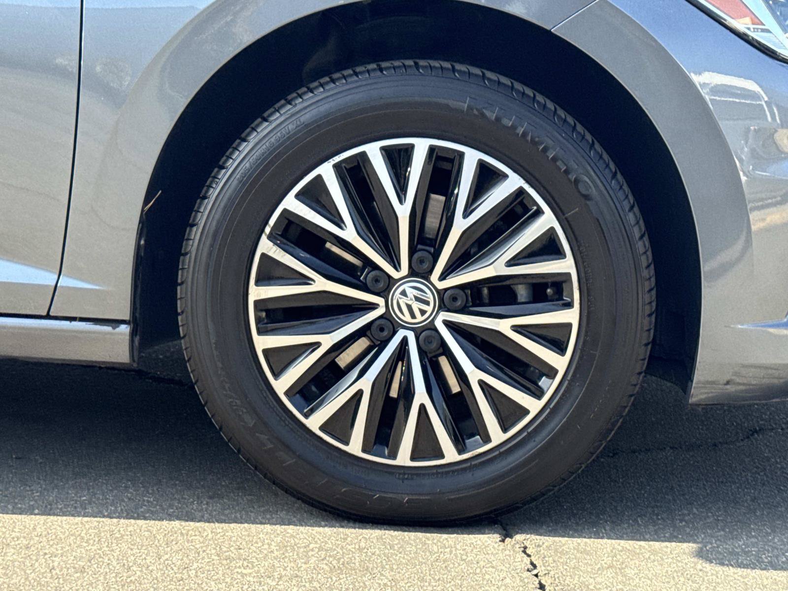 Used 2019 Volkswagen Jetta SEL w/ Cold Weather Package FWD image 34