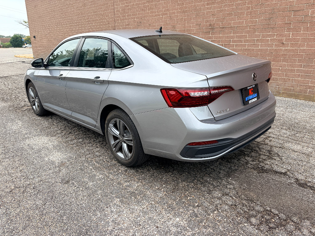 Used 2024 Volkswagen Jetta SE FWD image 3